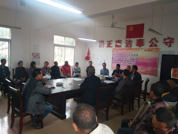 学院扶贫工作组召开平困户座谈会01.jpg