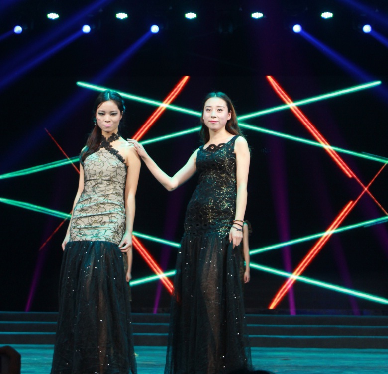 服装表演.jpg
