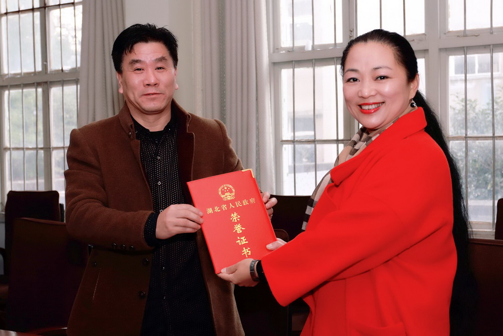 耿同梅受奖.jpg