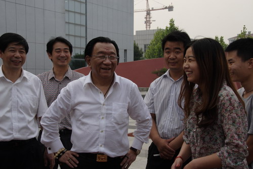 侯大师与学生交流.jpg