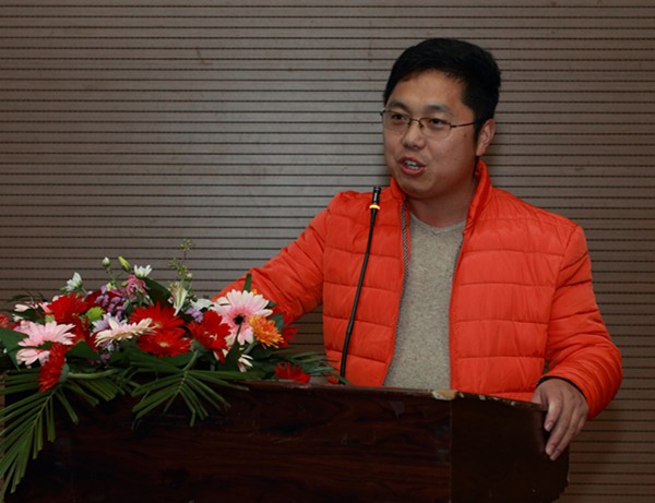 毕业生刘传明回访母校02.jpg