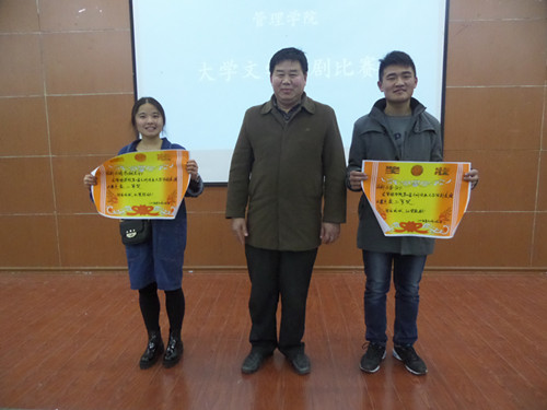 易重礼老师为获得二等奖班级代表颁奖_副本.jpg