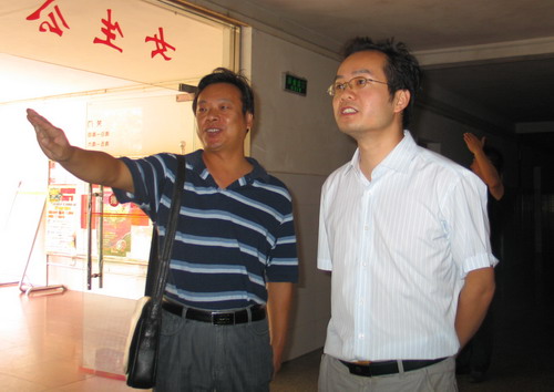 参观学生公寓.jpg